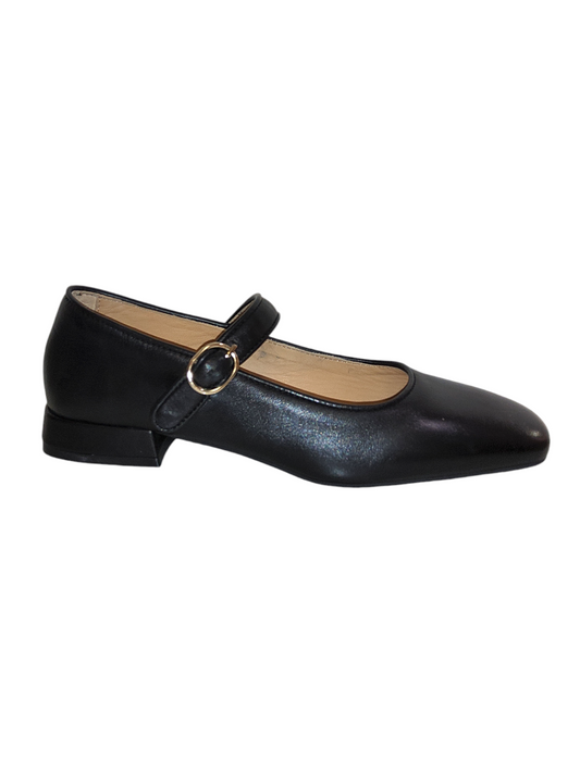 Black leather Mary Jane pumps