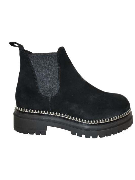 Black leather Chelsea boots