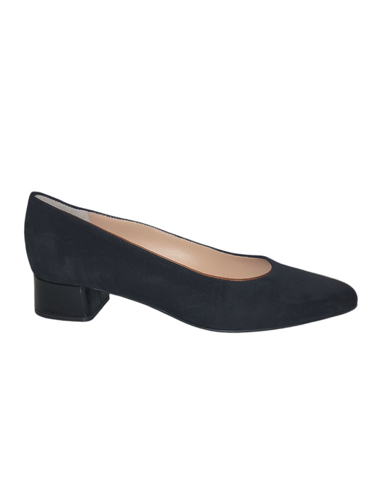 Black leather heeled shoe