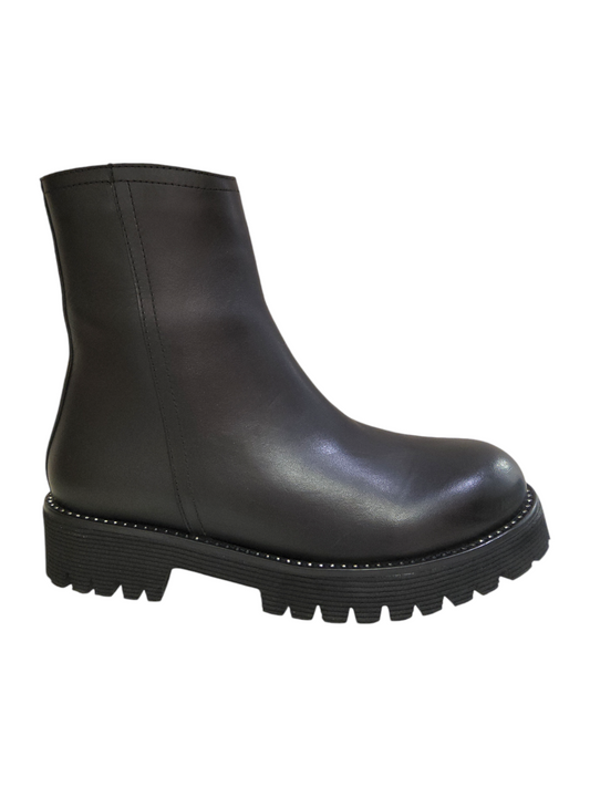 Black leather Chelsea boots